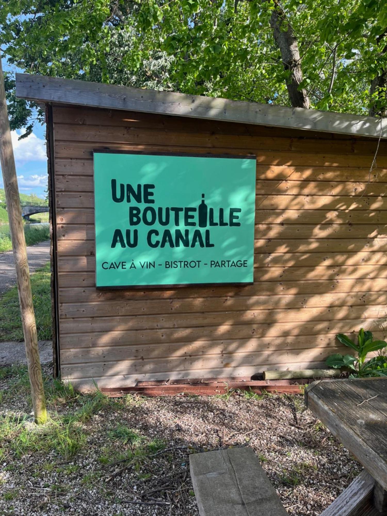 Une Bouteille Au Canal Dieupentale المظهر الخارجي الصورة